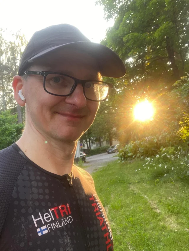 Laskin triathlon-harrastuksen päästöt. Itselläni ne ovat noin 716 kgCO2e vuodessa. Tyypillisen täysmatkan triathlonia harrastavan päästöt saattavat olla lähes kymmenkertaiset eli oman arvioni mukaan 6647 kgCO2e vuodessa. 

Mihin tämä suhteutuu? Keskimääräisen suomalaisen koko vuoden aikana aiheuttamat kaikki CO2-päästöt ovat noin 10 tonnia ja omani ovat noin pari tonnia. Kestävä taso, johon kaikkien pitäisi päästä vuoteen 2030 mennessä on noin 2,5 tonnia ja vuoteen 2050 mennessä 0,7 tonnia. 

Suurin osa päästöistä triathlonissa aiheutuu mahdollisiin harjoitusleireihin ja kilpailuihin osallistumisesta sekä harjoittelusta ja siihen vaadittavasta lisäenergiasta (ruuasta). Lisäksi päästöjä tulee tietysti myös harjoituksiin kulkemisesta, harjoittelupaikoista ja varustehankinnoista. Varmasti jotain muitankin osa-alueita on ja kaikkea tuskin tulee tällä pikaselvityksellä huomioiduksi. Jostain on kuitenkin hyvä aloittaa. Olen enemmän kuin kiitollinen kaikista korjauksista ja tarkennuksista näihin laskelmiin. 

Täällä tarkempi laskelma ja suositukset päästöjen vähentämiseksi: https://leostranius.fi

#triathlon @helsinkitriathlon