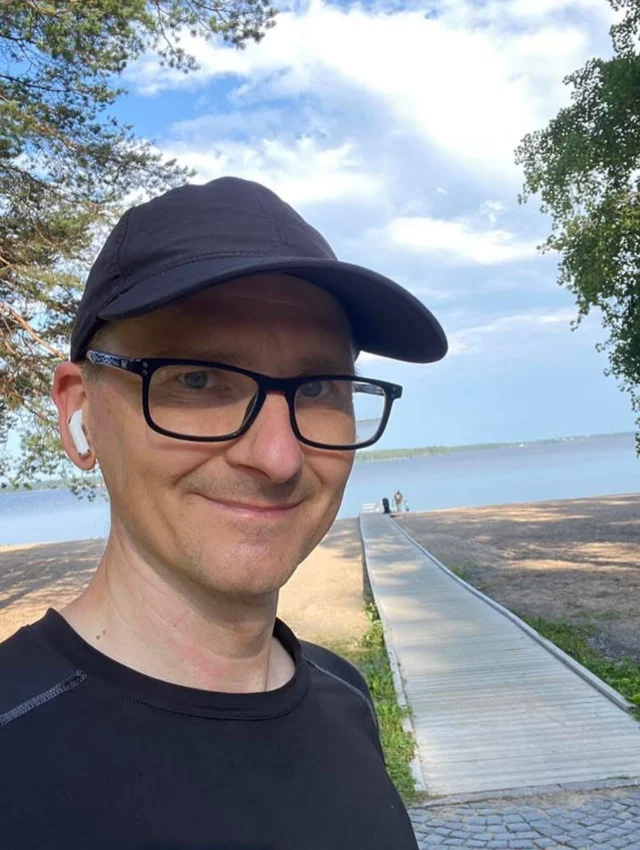 Miksi urheilen niin paljon? Tätä kysymystä olen viime vuosina kysynyt usein itseltäni, kun olen huomannut liikuntamäärieni nousseen yli 15 tuntiin viikossa. Eikö vähempikin riittäisi? Kansalliset liikuntasuositukset kun täyttyisivät jo 2,5 tunnin viikoittaisella liikunnalla. 

Suurin syy suurille treenimäärille on liikunnan tuottama välitön vaikutus hyvinvointiin ja onnellisuuteen sekä siihen, että hyvässä kunnossa jaksaa paremmin tehdä itselle merkityksellisiä asioita. On palkitsevaa kehittää hyviä rutiineja ja tapoja juuri liikunnan kaltaiseen harrastukseen monen muun tekemisen sijaan. Vaikka omia sairastumisia ei tietenkään voi valita tai hallita niin hyvässä kunnossa sairastumisen tai onnettumuuksien riski on tilastollisesti pienempi. Lisäksi olen huomannut, että itselläni on motivoivaa nähdä miten päivittäiset liikuntasuoritukset kasautuvat suureksi kokonaisuudeksi kuukausien, vuosien ja jopa vuosikymmenten myötä. 

Itseäni liikunnassa motivoi välittömän hyvänolon lisäksi erityisesti kertynyt ja kasautuva hyöty. Kun pitää kirjaa päivittäisistä harjoituksista ja liikuntamääristä, huomaa, että esimerkiksi vuosien ja vuosikymmenten myötä niistä kertyy aikamoinen kokonaisuus. Varsinkin loppuvuosi tuntuu itselläni olevan aina vähän ”sadonkorjuujuhlaa” kun erilaiset määrät ja tavoitteet tulevat täyteen. 

Esimerkiksi tätä kirjoittaessa olin juuri käynyt juoksemassa vuoden 10. puolimaratonin. Olen nyt juossut vuoden 2020-jälkeen joka vuosi vähintään tuon 10 puolikasta ja yhteensä 83 puolimaratonia. Vuodesta 2010 lähtien niitä on kertynyt yhteensä 130. Tai tällä hetkellä olen pyöräillyt tänä vuonna yhteensä noin 5700 kilometriä ja vuodesta 2020 lähtien yhteensä 40 161 km eli juuri sopivasti maapallon ympärysmittaa vastaavan matkan. Tieto näistä kasautuvista tunneista, kilometreistä ja juoksukerroista tekee minut onnelliseksi. Se tuottaa hyvää oloa, aikaa ja terveyttä nyt ja tulevaisuudessa. 

Kirjoittelin tästä aiheesta vähän enemmän www.leostranius.fi