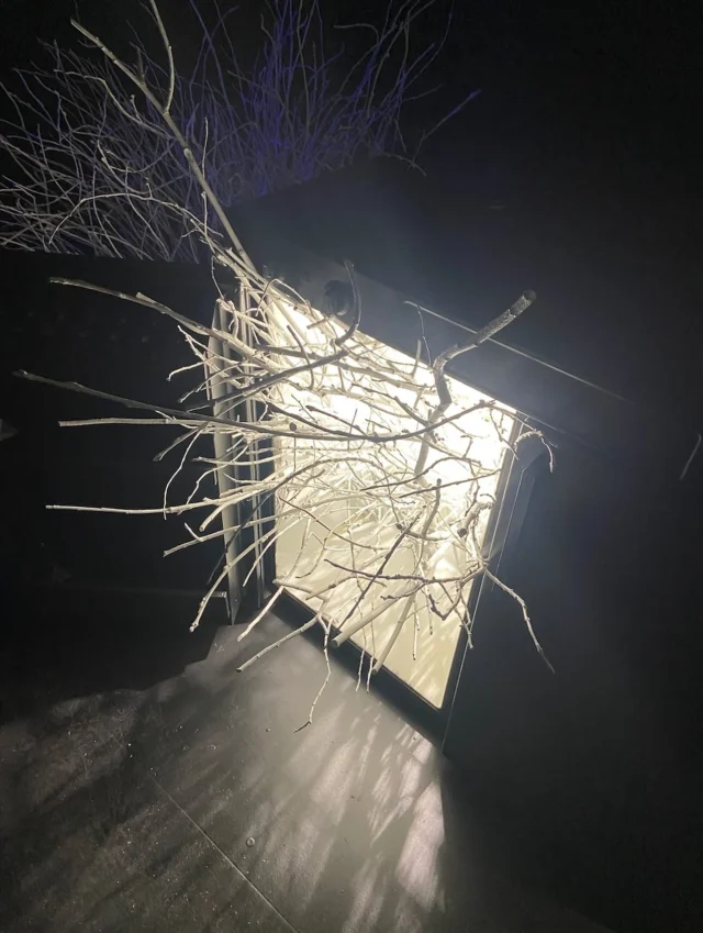 Paljonko tekoälyhaku aiheuttaa päästöjä? Googlen mukaan yksi tekstipohjainen tekoälyhaku aiheuttaa noin 0,03 gCO2e päästöt ja vastaavasti yksi ChatGPT-haku aiheuttaa noin 0,04 gCO2e päästöt. Kuvan tuottaminen saattaa kuluttaa jopa 100 kertaa ja viiden sekunnin HD videoklippi lähes 60 000 kertaa enemmän energiaa kuin tekstihaku.

Googlen laskelmasta näyttää kuitenkin puuttuvan mm verkko-operaattorin päästöt, käyttäjän koneen energiankulutus ja erityisen merkittävänä tekijänä tekoälyn koulutukseen käytetty energia. 

Lisäksi on hyvä muistaa, että Googlen ja monien muiden teknologiayhtiöiden alustoilla edelleen jaetaan ilmastonmuutoksen kieltämiseen tai vähättelyyn liittyvää sisältöä ja tarjotaan alustaa fossiiliyhtiöiden mainonnalle. 

Täällä tarkemmin: 
https://leostranius.fi

EDIT: Tässä oleva kuvituskuva on Purkutaidenäyttelystä 2025 Toni Esselin installaatiosta Hostile architecture.