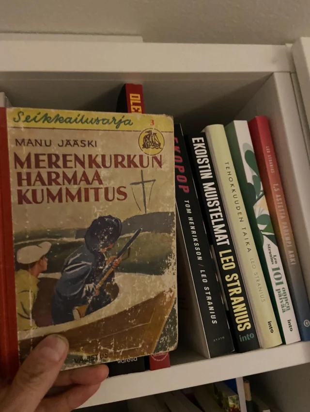 Voiko kirjoja kuunnella tai lukea liikaa? 

Viime vuonna huomasin, että yllättävän harvassa (tieto)kirjassa, joita kuuntelin oli kovin paljon mitään uutta. Tuntui, että vaikka kuuntelin itselleni vieraasta tai uudesta aiheesta kirjoja, toistivat ne samoja kaavoja, esimerkkejä ja tutkimuksia. Ja sama koski vähän romaanejakin. Juonen käänteet ja draaman kaari kävivät vähän turhan tutuiksi. 

Haluaisin kuitenkin kovasti nauttia hyvästä kirjallisuudesta. Tästä syystä mieleeni tuli ajatus, että tänä vuonna kuuntelen aiempina vuosina erityisen hyviksi kirjoiksi listaamiani kirjoja uudestaan. Kävin siis läpi kaikki kuuntelemani kirjat ja poimin sieltä noin 50 teosta. Keväällä kuuntelin nämä kaikki uudestaan. 

Joukossa on paljon hyviä kirjoja! Sellaisia, joita olen kuunnellut useamminkin kuin kaksi kertaa. Jotkut aiemmin hyviltä kuulostaneet kirjat taas eivät enää olleet yhtään niin mielenkiintoisia kuin ensimmäisellä kerralla. Kirjan sisältö kun luonnollisesti puhuttelee eri tavalla eri hetkissä ja elämäntilanteissa. Jos jotain pitää tämän pohjalta suositella, niin tässä on seitsemän kirjaa, jotka itselläni ovat kestäneet useamman kuuntelukerran ja joita kannattaa kuunnella tai lukea vaikka tämän syksyn aikana (jos et jostain syystä ole jo lukenut/kuunnellut näitä)

-Yuval Noah Harari: 21 oppituntia maailman tilasta
-Rutger Bregman: Hyvän historia
-Rutger Bregman: Moraalinen kunnianhimo
-James Clear: Pura rutiinit atomeiksi
-Hans Rosling: Faktojen maailma
-Malcolm Gladwell: Kuka menestyy ja miksi
-Berthold Gunster: Flip

Ehkä hiukan surullisena huomaan, että tähän listalle ei päässyt yhtään romaania, yhtään kotimaista kirjaa eikä yhtään muita kuin miesten kirjoittamia kirjoja.

Toki näiden lisäksi on paljon paperikirjoja ja klassikoita, jotka ovat kestäneet hyvin aikaa ja joita olen lukenut monta kertaa. Tässä esimerkiksi listaus aiemmin 10 merkityksellisestä kirjasta omassa elämässäni: 

https://leostranius.fi/2022/09/10-merkityksellista-kirjaa-elamani-aikana/