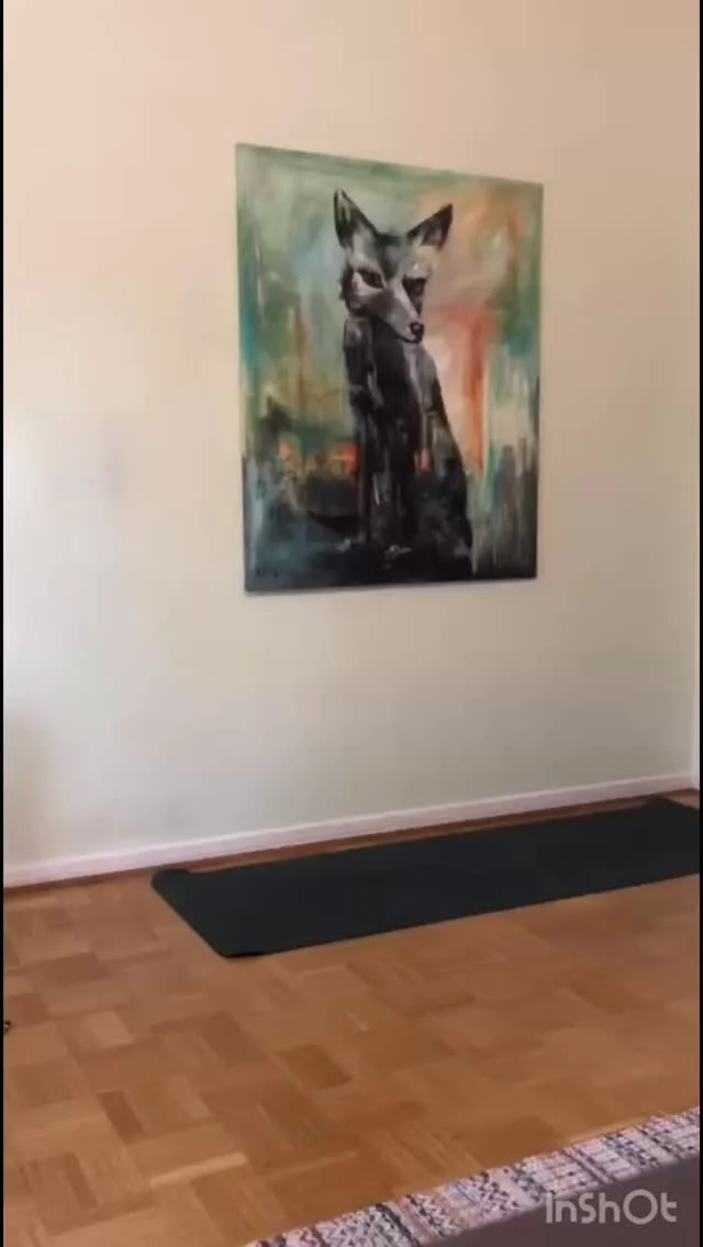 Huh. Olen tehnyt seitsemän minuutin lihaskuntotreenin nyt joka ikinen aamu yhteensä 1050 kertaa peräkkäin. 

Tammikuun alussa vuonna 2020 aloitin tekemään seitsemän minuutin lihaskuntotreeniä joka aamu. Tätä aiemmin olin tehnyt jumpan tyypillisesti muutaman kerran viikossa. 

Ehdin tuolloin tehdä lihaskuntotreenin joka aamu yhteensä 1022 päivää putkeen kunnes 19.10.2022 olin kuumeessa (38,5) ja jumppa jäi tekemättä. 

Tämän jälkeen olen taas jatkanut treenin tekemistä automaattisesti ja säännöllisesti. Vasta nyt havahduin miettimään ja laskemaan kuinka monta päivää on kertynyt sitten lokakuun 2022. Huomasin, että päivittäinen putki onkin jo venynyt uuteen ennätykseen. 

Treeniä on tehty kodin lisäksi mm yöjunan hytissä, hotellihuoneissa, ystävien ja sukulaisten luona sekä mökkien pihoilla ja laitureilla. Pääsääntöisesti treeni on tehty kotona olohuoneessa, kuten tänään. Myös niinä päivinä kun olen juossut puolimaratonin, maratonin tai suorittanut täydenmatkan triathlonin tai meditoinut muuten koko päivän. Välillä energisenä ja välillä vähän väsyneenä. 

Yhdistävä tekijä on se, että treeni on tehty aina joka aamu ja olen siitä erittäin tyytyväinen. Sillä saan aina pienen aktivoinnin, lisäbuustin ja energiaa päivään. Onni on myös se, että matkalle ei ole sattunut vakavia sairastumisia tai loukkaantumisia. Muutenhan tämä ei olisi ollut mahdollista. 

Vuosien myötä tästä treenistä on tullut automaattinen tapa. Sellainen rutiini, jossa aika työskentelee puolestasi eikä sinua vastaan. Tarvitsisi nähdä erityistä vaivaa, jotta osaisin enää jättää treenin tekemättä. Pienellä investoinnilla voi tehdä ajan kanssa suuria asioita.