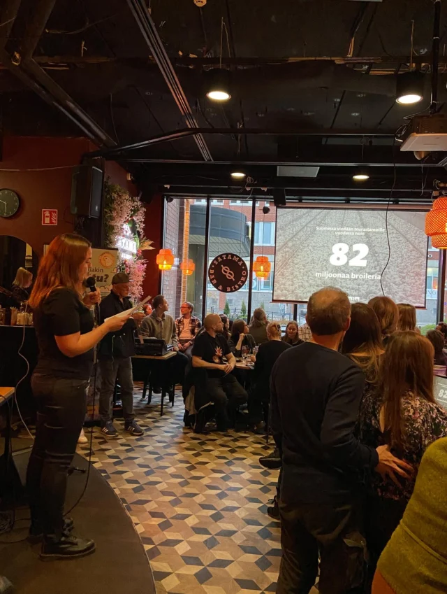 Suomessa viedään vuosittain 82 miljoonaa broileria teurastomoille. Lisäksi 2,5 miljoonaa elävää, tuntevaa ja kokevaa lintua kuolee keskellä kärsimystä ennen teurastamoa.

#tuhotuotetut @animaliary