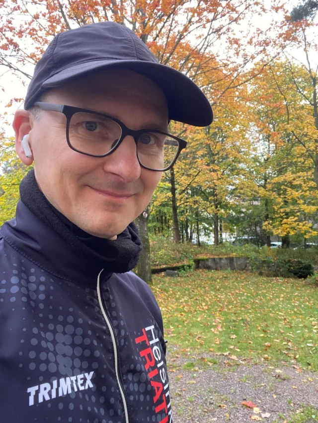 Syntymäpäivän kunniaksi (10.10.) kävin juoksemassa 51 km lenkin. Kiersin kaikki paikat, joissa olen Helsingissä asunut. 

Juoksu kulki seuraavaa reittiä: Teerisuontie, Malmi - Kilpolantie, Kontula - Rekipellontie, Vesala - Linnanherrankatu, Vartioharju - Petter Wetteri tie, Herttoniemi - Franzeninkatu, Kallio - Pursimiehenkatu, Punavuori - Hietalahdenkatu, Hietalahti - Hauhontie, Vallila - Somerontie, Vallila - Sofianlehdonkatu, Käpylä ja Koskelantie, Käpylä. 

Tuossa on mukana neljä kaupungin vuokra-asuntoa, yksi asunnottomien asuntola, yksi opiskelija-asuntola, kolme yksityisiltä vuokramarkkinoilta vuokrattua asuntoa ja kolme omistusasuntoa. 

Mukavia muistoja eri paikoista!

Näiden lisäksi olen asunut myös Leningradissa, Kannuksessa ja Limassa. 

Seuraava juoksulenkki voisi kiertää vaikka kaikki pääkaupunkiseudun paikat, joissa olen ollut töissä.