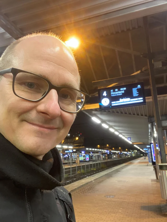 Tänään tietokirjavierailu. Vuorossa Ruukki ja Siikajoen lukio. Yritän vakuuttaa lukiolaiset siitä, että 1,5 asteen mukainen ekologinen arki mahdollistaa kaiken sen mielekkään ja mukavan tekemisen, jota ihmiset tyypillisesti tavoittelevat, kun aika ei mene turhan rahan tienaamiseen ja sen tuhlaamiseen vaan omaan hyvinvointiin.

Matkalla kuuntelen Olli Kopakkalan kirjaa Voimaa ja kestävyyttä laiskalle ihmiselle, joka muistuttaa hyvin siitä, että liikunta on yleensä paras lääke kaikkeen. Kuinka paljon itse olisit valmis maksamaan lääkkeestä, joka parantaa eloonjäämisen todennäköisyyttä 50 % seuraavan 10 vuoden aikana? Liikunta ja sen tuoma hyvä olo ja kasvavat voimavarat eivät välttämättä maksa paljon tai vaadi merkittävää luonnonvarojen kulutusta. Hyvä kunto kuitenkin tukee ja mahdollistaa merkityksellistä tekemistä. 

Kerro ihmeessä jos haluat minut puhumaan kirjoistani ja ekologisesta arjesta paikkakuntasi kirjastoon tai koululle. Tulen mielelläni!